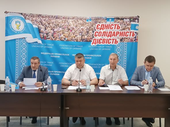 Бути в авангарді боротьби за законні права та інтереси спілчан